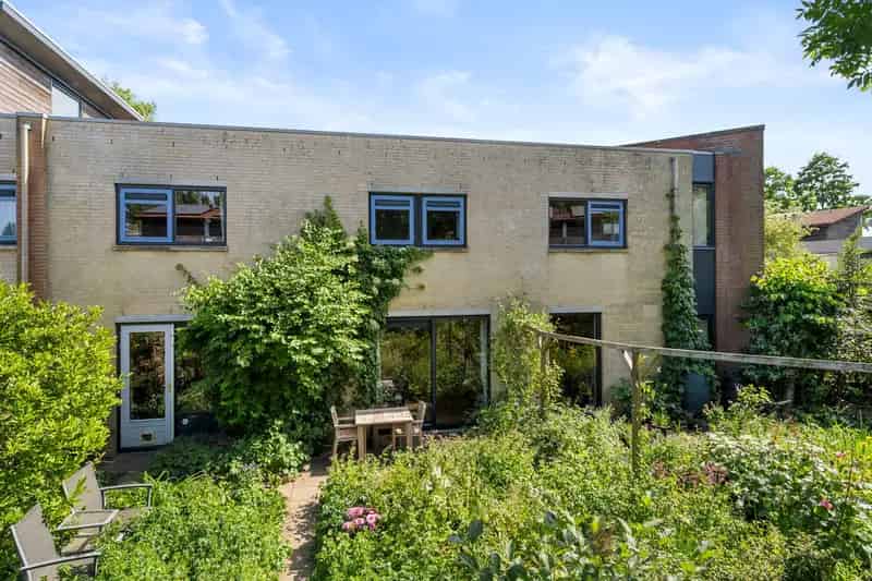 Hoekwoning Wageningen 3 slaapkamers grote tuin 9 zonnepanelen