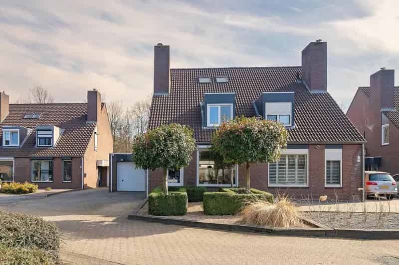Ruime Halfvrijstaande Woning Landgraaf  Wintertuin Garage