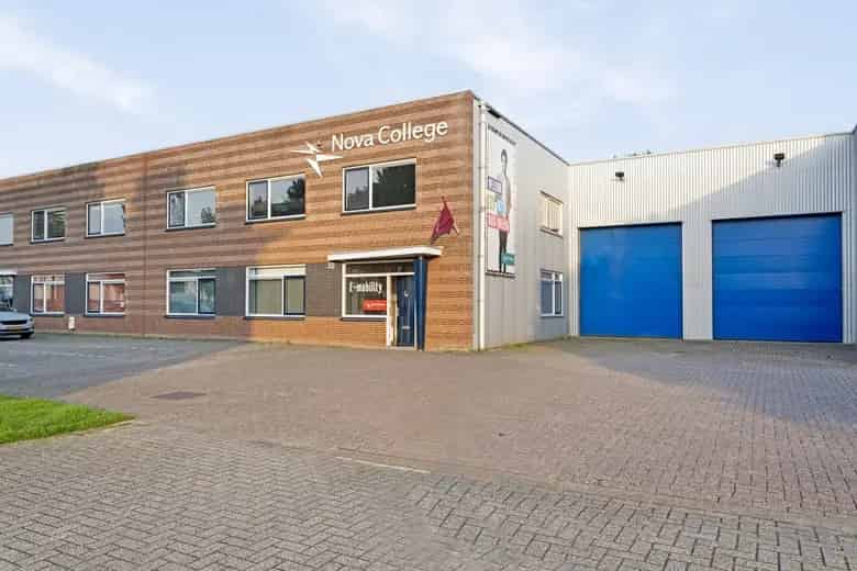 718m2 Bedrijfsruimte te Huur Hoofddorp - Moderne Kantoren en Hal