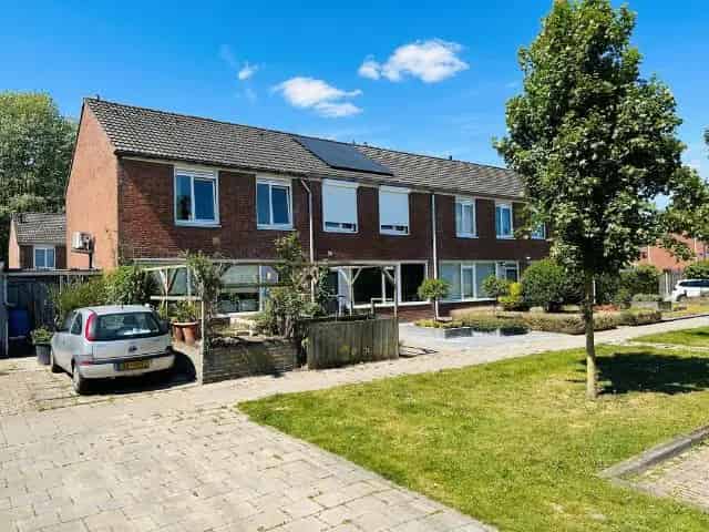 Te moderniseren hoekwoning met 4 slaapkamers en tuin in Budel