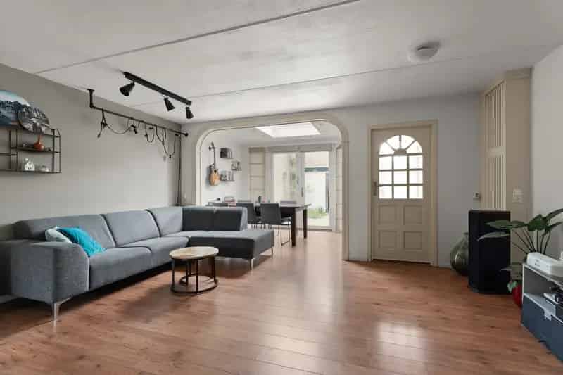 Ruime 6 kamer woning te koop Almere Buiten nabij winkelcentrum