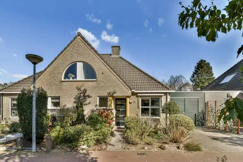 Semi-bungalow te Huizen: gelijkvloers wonen met ruimte en comfort