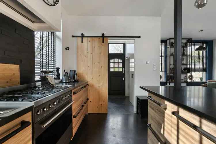 Moderne Hoekwoning met Garage en Royale Tuin