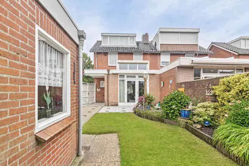 Ruime woning met garage en bijgebouw te koop