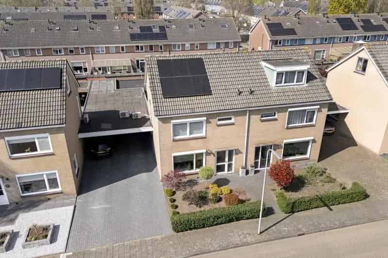 Helft van dubbel woonhuis 4 slaapkamers tuin garage 12 zonnepanelen