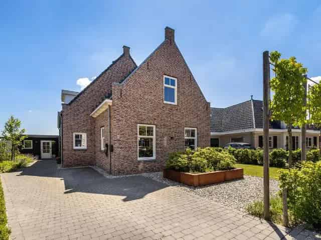 Luxe Villa te Koop Dirksland Ruim Perceel Boerderijstijl