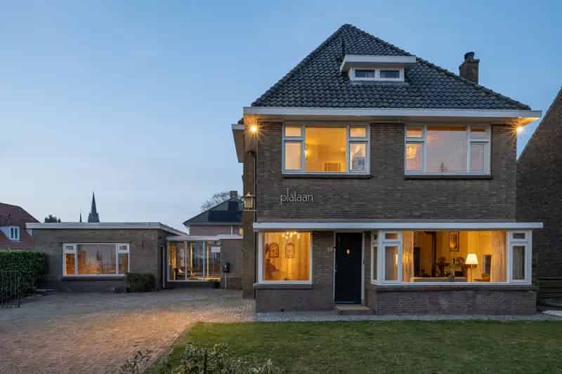 Herenhuis Vlijmen 5 slaapkamers groot bijgebouw 18 zonnepanelen