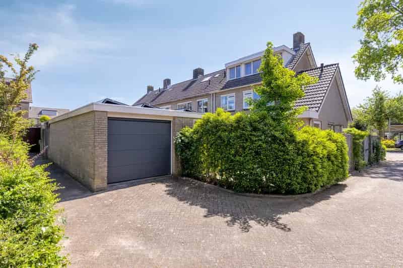 Hoekwoning Hoevelaken  Garage 4 slaapkamers Airco Zonnepanelen