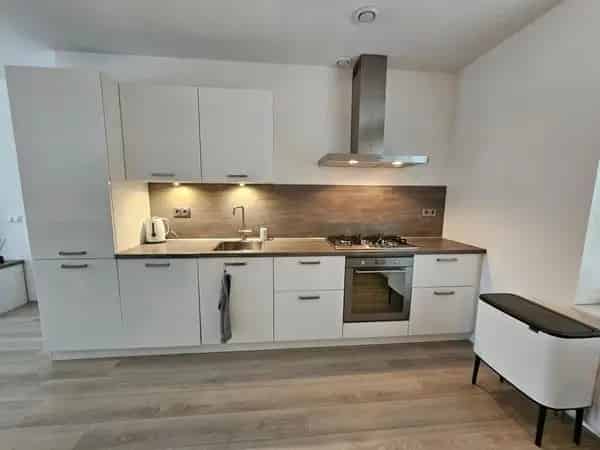 Modern Gemeubileerd Appartement nabij Strand en Openbaar Vervoer