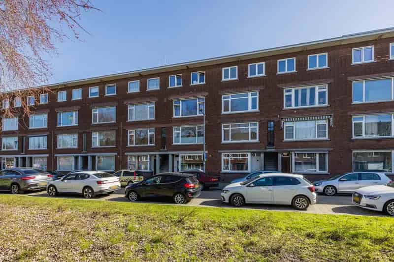 Bovenwoning met 3 Studio's en Kamervergunning