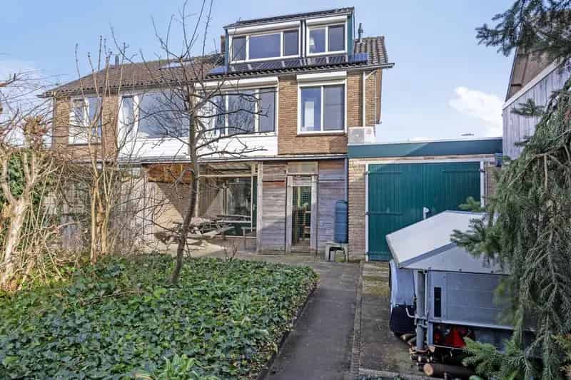 2-onder-1-kapwoning Elst: 4 slaapkamers, garage, carport, zonnepanelen