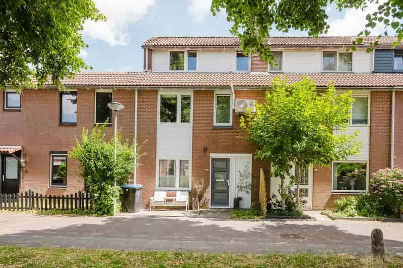 Ruime Tussenwoning 4 Slaapkamers Diepe Tuin Nabij Scholen