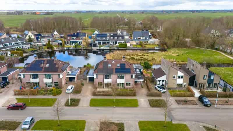 Ruime Vijf Slaapkamer Tweekapper Aan Het Water Skipsleat
