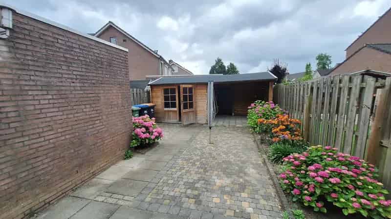 Rogberg 39: Kleine Tussenwoning met Badkamer Beneden