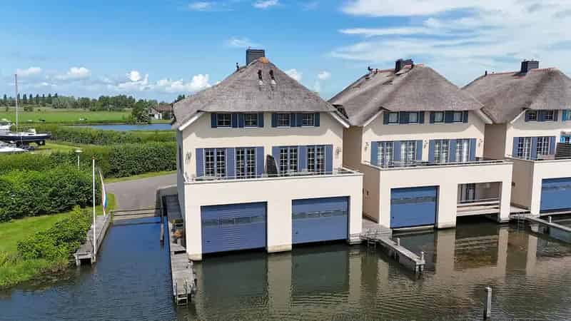 Rietgedekte Villa IJsselmeer Stavoren - Aanlegsteiger Schippershuis