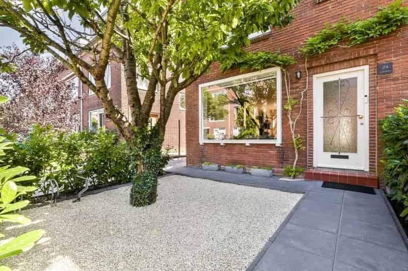 Huis te koop Amstellandlaan: Sfeervolle hoekwoning met tuin en garage