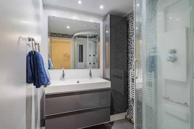 Ruime Hoekwoning Vlaardingen - Slaapkamer Beneden - Grote Garage - Zonnige Tuin