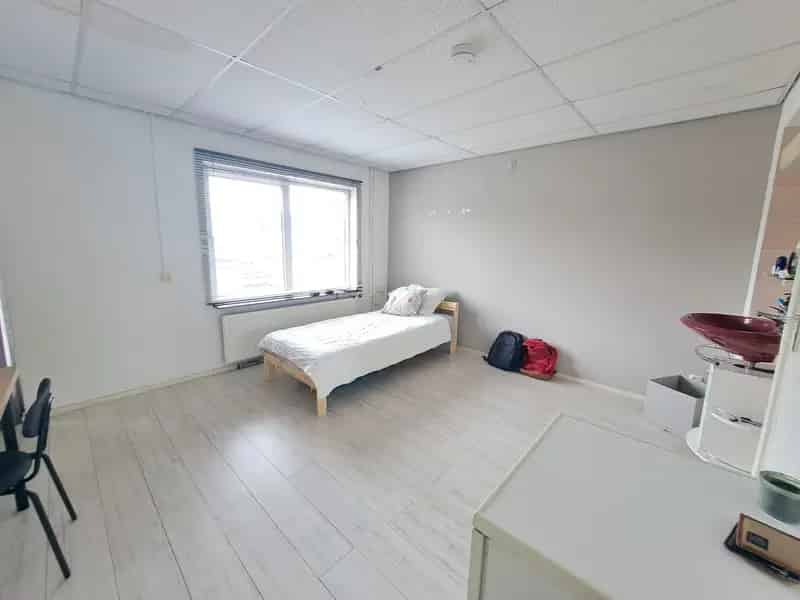 Kamer te huur Tilburg Oerlesestraat Prive Dakterras Vrouw