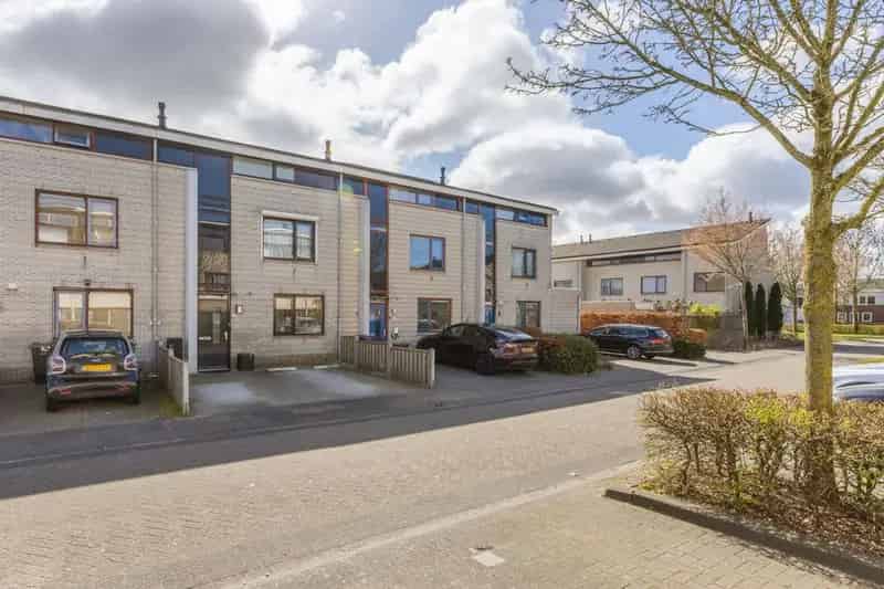 Dakterraswoning Almere 4 slaapkamers 2 parkeerplaatsen  zonnige tuin