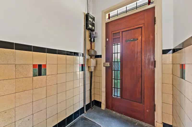 Ruime 5-kamer Tussenwoning met Garage te koop
