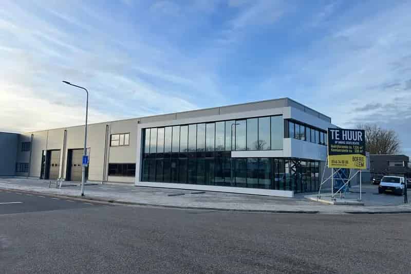 Bedrijfshal Almelo te Huur 1134m2 Bedrijfsruimte 338m2 Kantoor