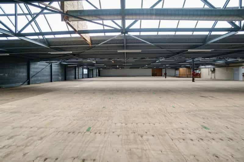 Bedrijfshal te Huur Alphen aan den Rijn 1537m² Opslag Showroom