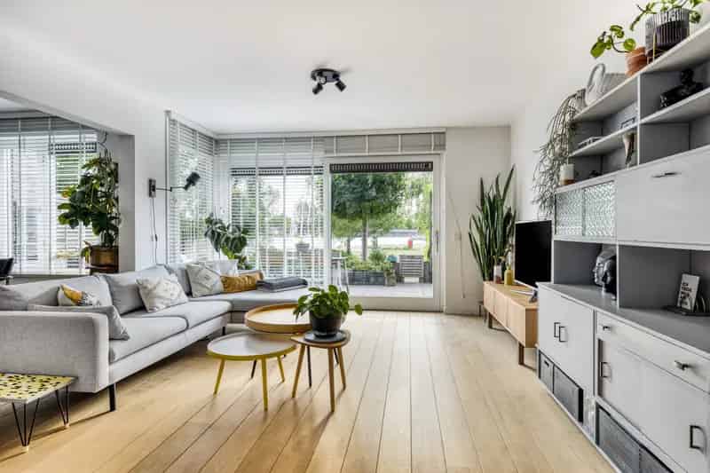 Lichtrijk huis aan het water in Zaandam met zonnige tuin