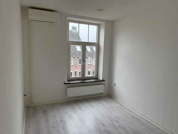 Appartement te huur: Licht, ruim, 2 slaapkamers, luxe badkamer