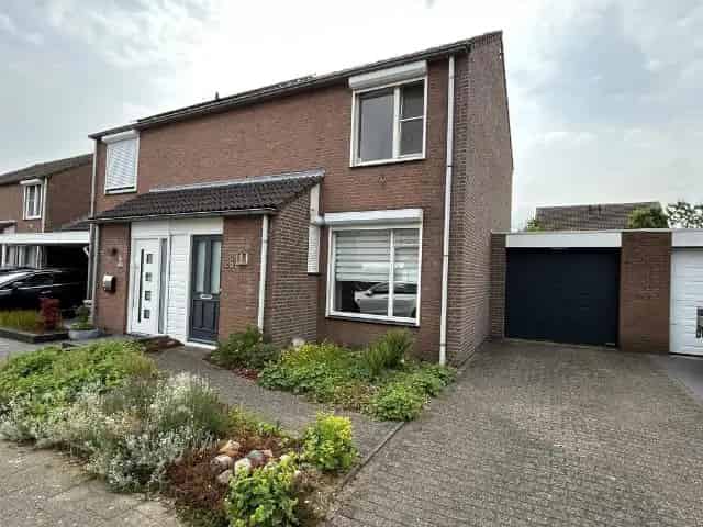 2-onder-1-kapwoning te koop: 4 slaapkamers, 2 badkamers, garage