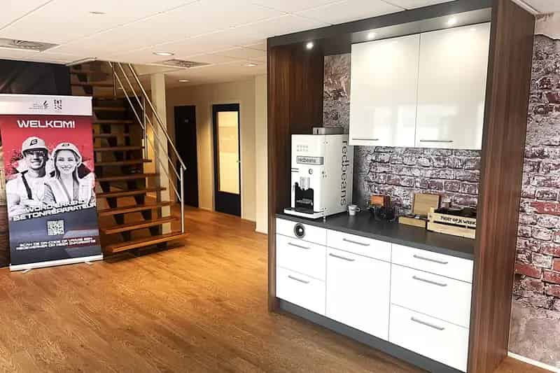Bedrijfshal te Huur Werkendam 1403m² bedrijfsruimte 550m² kantoor