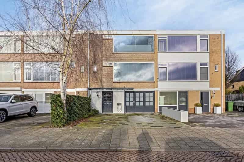 Huis te koop Oranjelaan: Ruime woning met garage, terras en studio