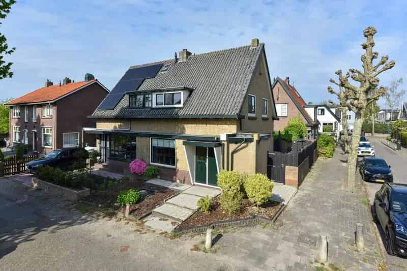 Tweekapper Amstelhoek: Ruime woning met moderne afwerking en zonnige tuin