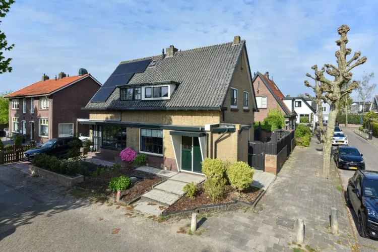 Tweekapper Amstelhoek: Ruime woning met moderne afwerking en zonnige tuin