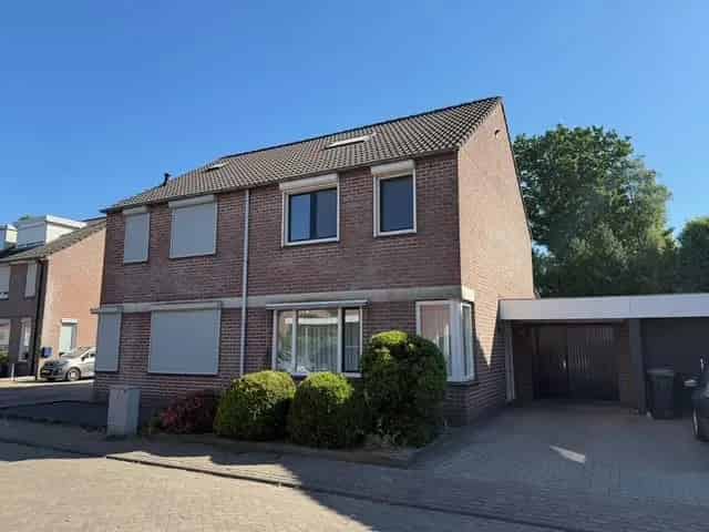 Ruime 5 Slaapkamer 2-onder-1-kapwoning te koop Heesch
