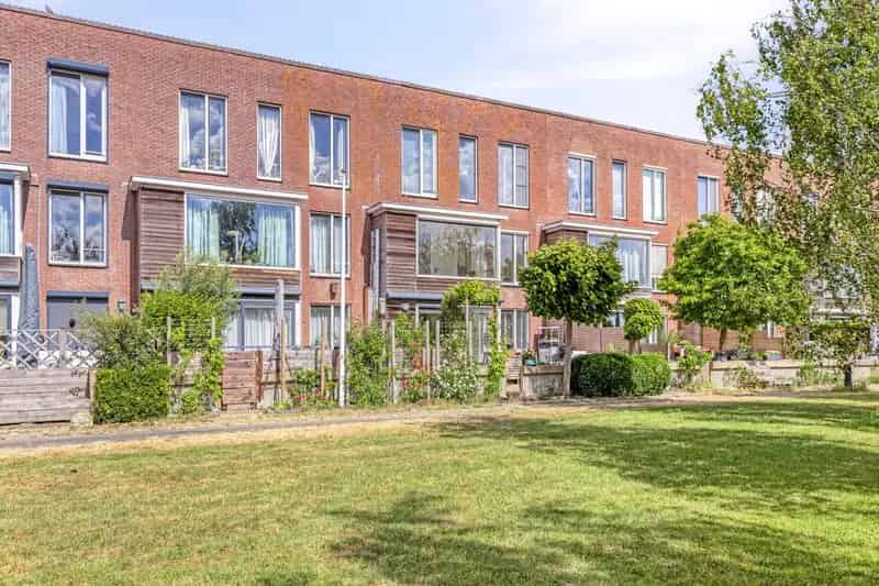 Huis te koop Zaandam: 5 slaapkamers, moderne keuken, tuin, parkeren