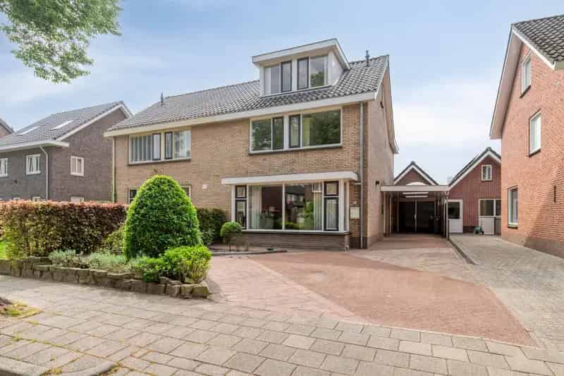 Ruime 5 Slaapkamers 2-onder-1-kapwoning Ederveen