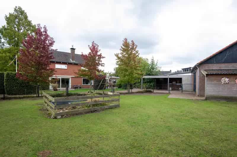 Huis te koop Nijkerk: Ruim familiehuis met atelier en grote tuin