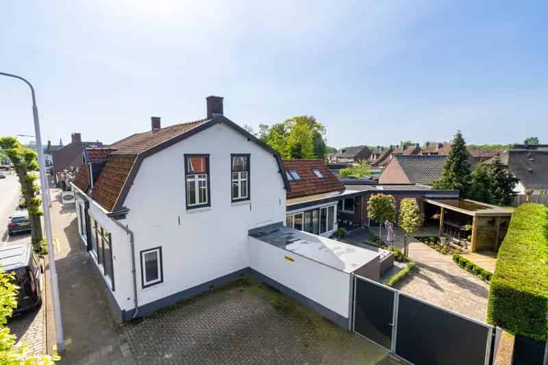 Vrijstaande woning met winkel Vlijmen