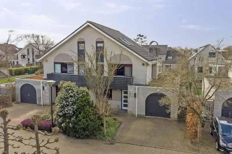Ruime Tweekapper Bloemendaal 4 Slaapkamers Garage Tuin Aan Het Water