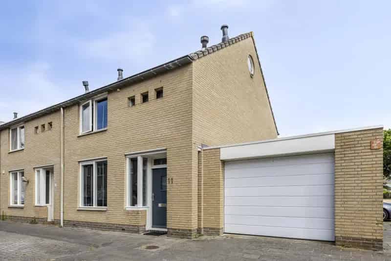 Ruime Hoekwoning met Garage in Groene Wijk Tilburg
