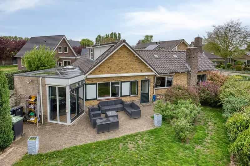 Ruime Bungalow met Grote Tuin en Dubbele Garage te Dreumel