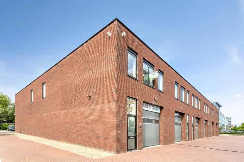 Bedrijfshal Schiphol-Rijk 200m2 te huur 17 parkeerplaatsen
