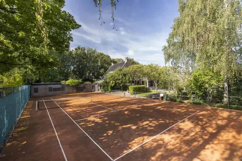 Luxe Villa met Tennisbaan en Aanlegsteiger