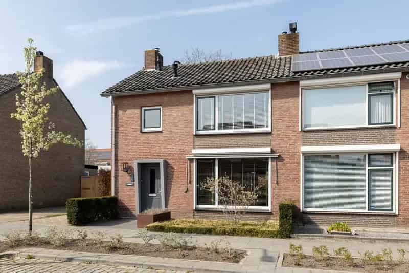 Jaren 60 woning Prinsenbeek Nabij Centrum Ruime Tuin Bijgebouw