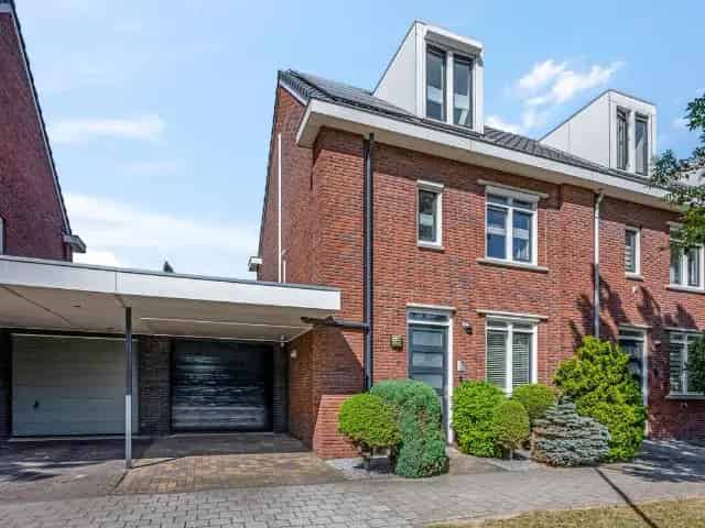 Hoekwoning Bemmel 4 slaapkamers luxe overkapping 12 zonnepanelen