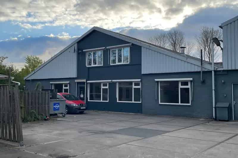 Bedrijfshallen met Woning te Swifterbant