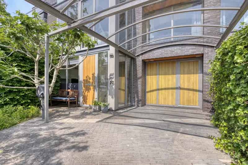 Zeer riante 7-kamer maisonnettewoning te koop in Zoetermeer