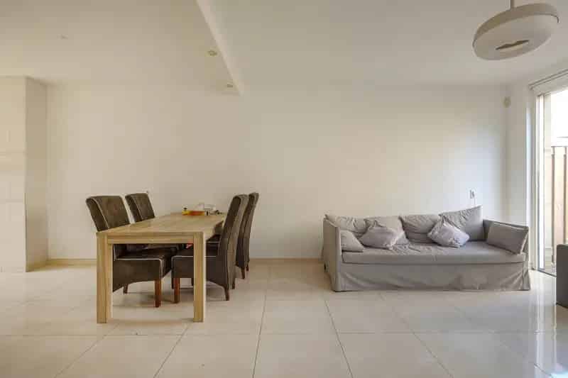 Amsterdam Zuidoost: Ruime 4 Slaapkamers Eengezinswoning met Tuin