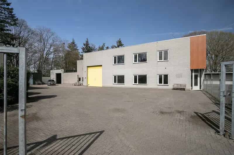 Bedrijfshal te huur Best 1434m² met kantoor en woning