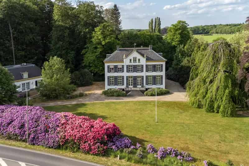 Huize Baank Warnsveld: Landhuis met Koetshuis te Koop